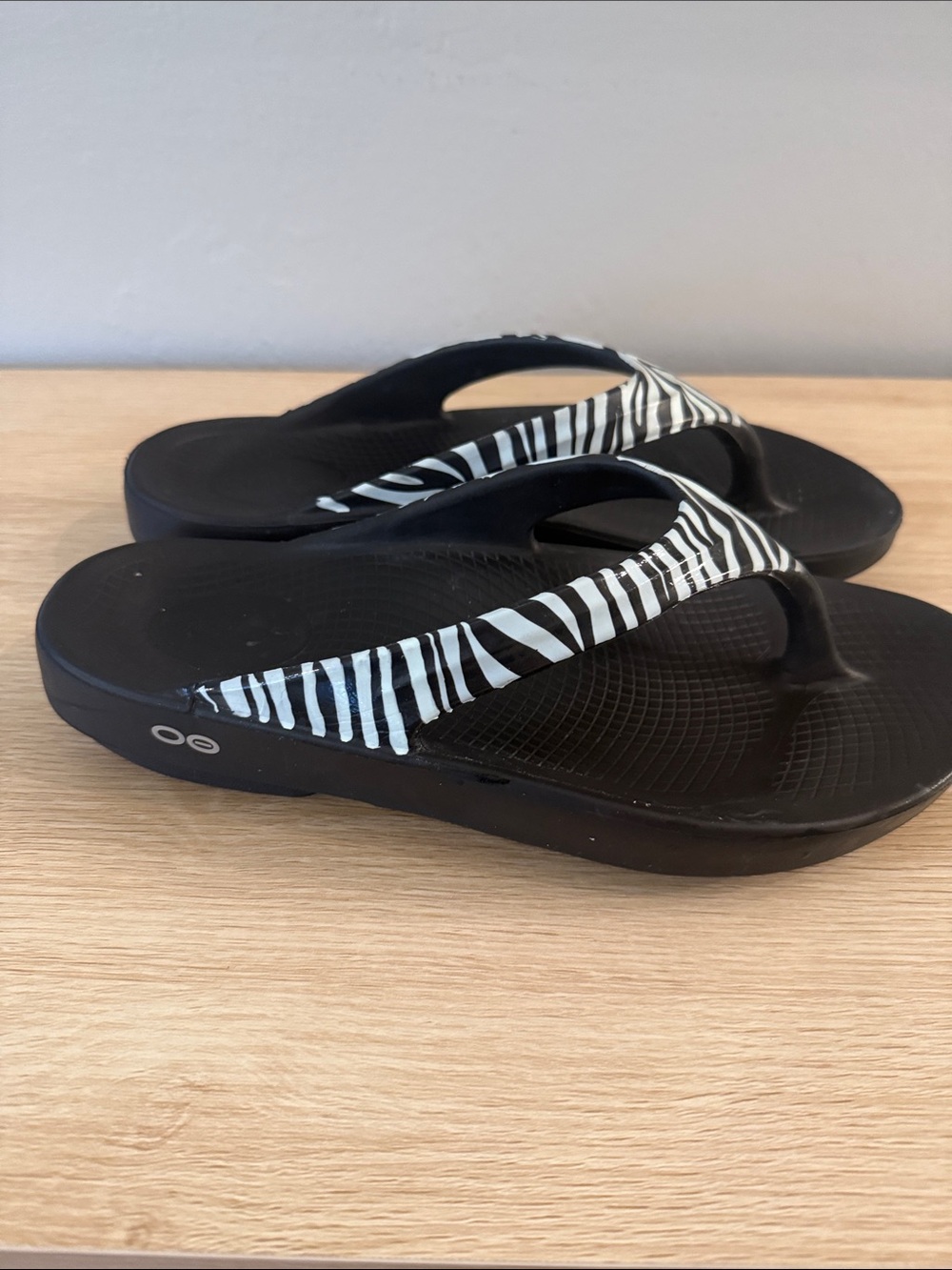 OOFOS Women's Limited Edition Thong Sandals Size 9 - Picture 3 of 6
